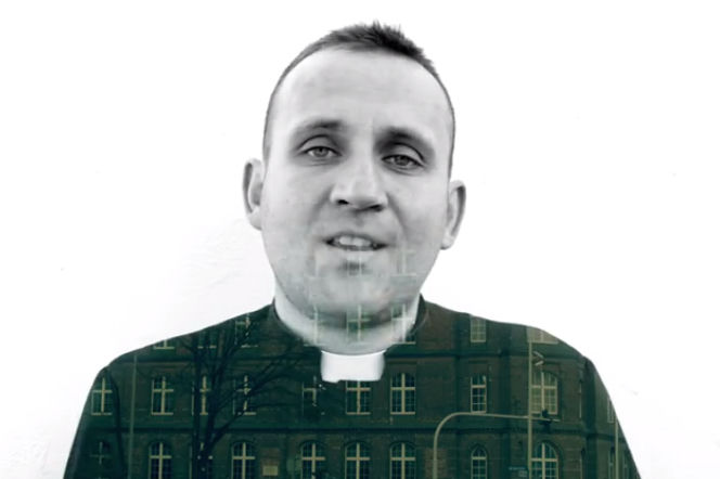 Rapujący ksiądz z nowym utworem i teledyskiem. Tym razem rymuje o własnej tożsamości