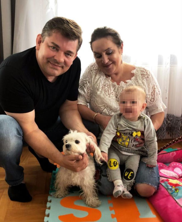 Danuta i Zenon Martyniukowie z wnuczką