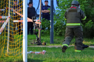 Tajemnicze pakunki znalezione na ławce w Warszawie