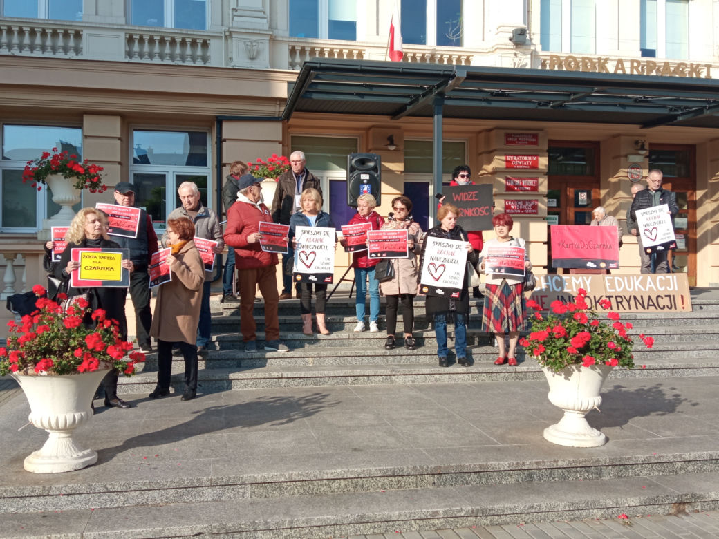 „Rząd przygotowuje sobie ciemnotę, którą łatwiej rządzić”. #Kartka do Czarnka w Rzeszowie. 
