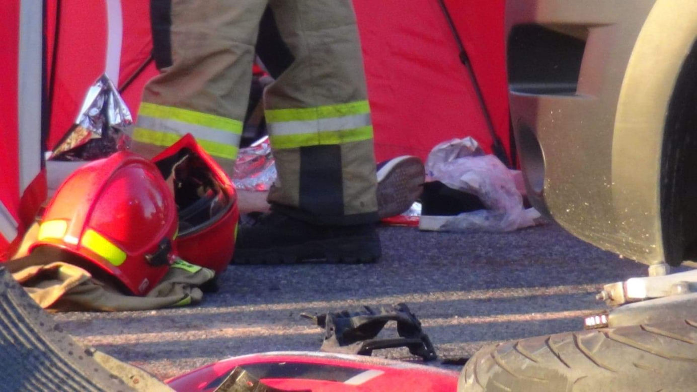 Kia roztrzaskała motocykl, kask toczył się po jezdni. Tragiczny wypadek pod Warszawą