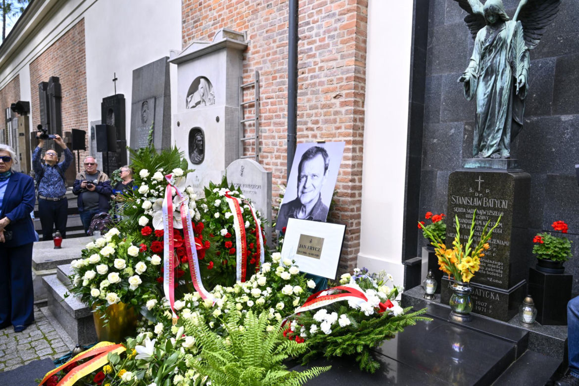 Jan Frycz - piękne kwiaty i wzruszające napisy na pogrzebie artysty