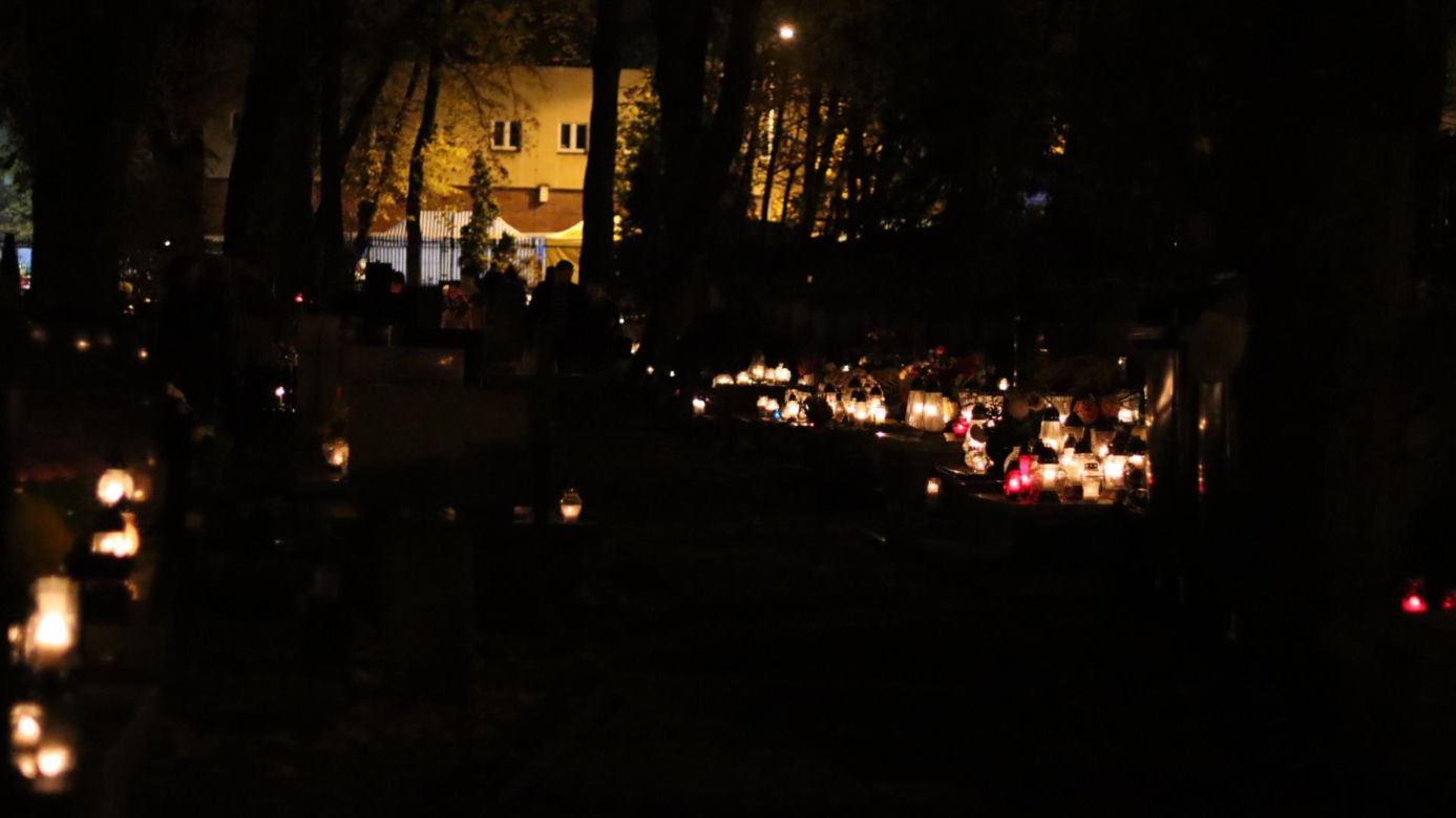 Tysiące płomieni. Tak wygląda lubelski cmentarz po zmroku. Zobaczcie!