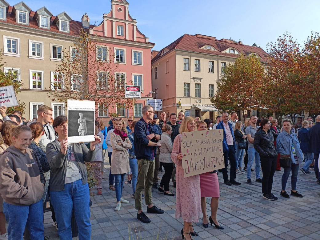 Pikieta urzędników poznańskich na Placu Kolegiackim
