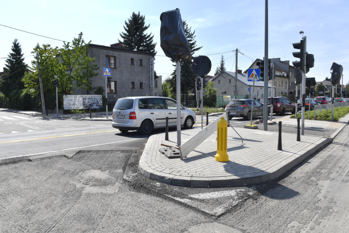 Asfalt się kruszy, bo kierowcy hamują. Remont Łodygowej