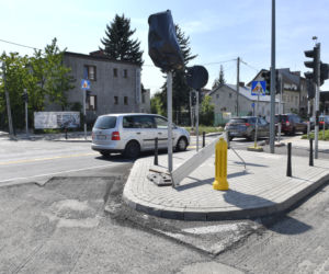 Asfalt się kruszy, bo kierowcy hamują. Remont Łodygowej