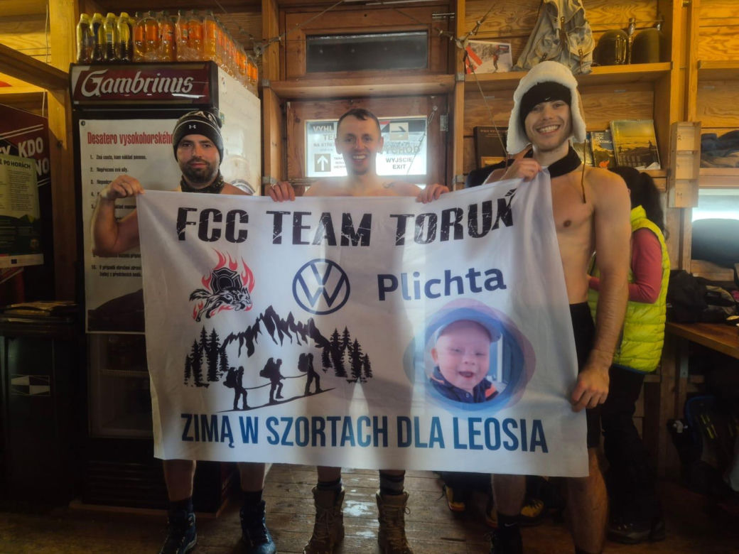 Za oknami zima, a oni w szortach weszli na Śnieżkę. Tak pomagają 2-letniemu Leosiowi