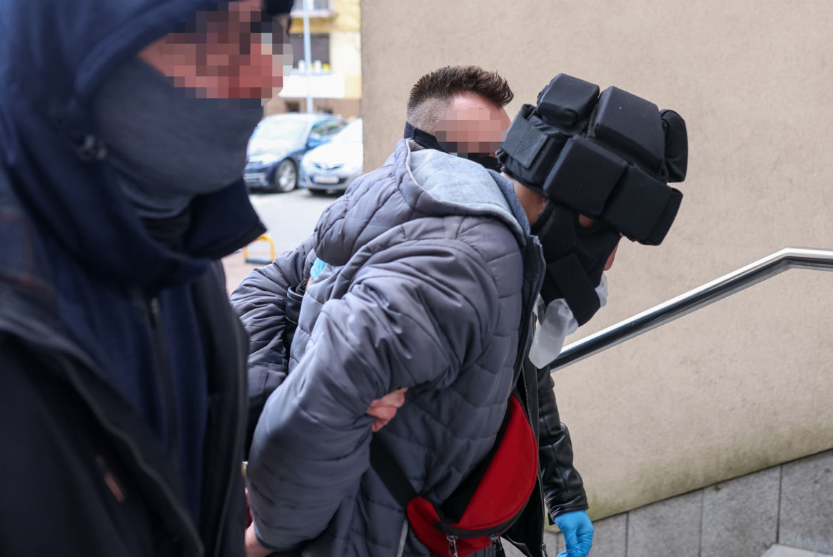 Ojczym Kamilka z Częstochowy przywitany przez więźniów w areszcie. Jest nagranie