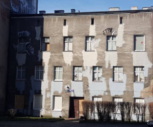 Zamalowane graffiti na kamienicy przeznaczonej do rozbiórki