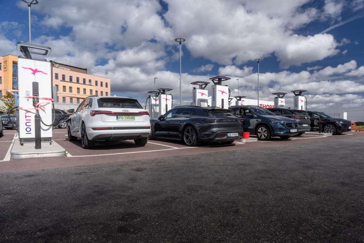 Elektrykami przez Norwegię. Kolejki pod ładowarkami