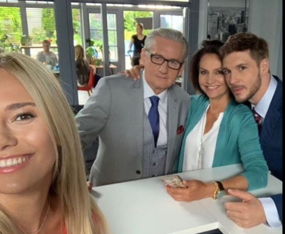 M jak miłość po wakacjach 2019. Aleksandra (Małgorzata Pieczyńska), Marcin (Mikołaj Roznerski), Julka (Joanna Kuberska), Krajewski (Grzegorz Wons) - ojciec Leszka