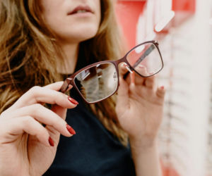 Chuchasz na okulary i przecierasz koszulką? Sprawdź, dlaczego to prosta droga do groźnej infekcji