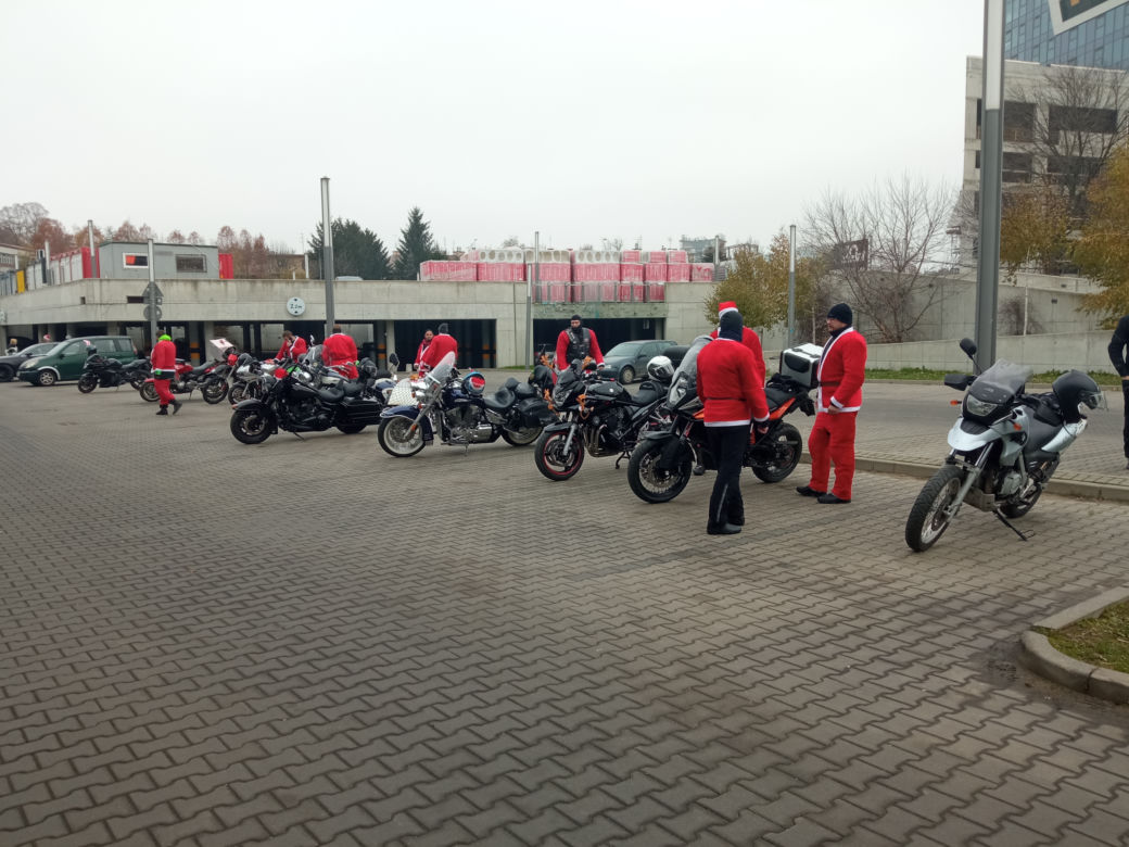 Motomikołajki Podkarpacie 2022. W sobotę Mikołaje wyjechali do Domu Dziecka w Nienadowej