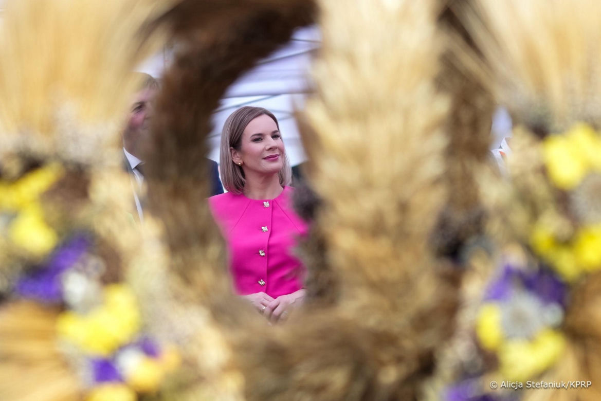 Marta Nawrocka w różu zachwyca na dożynkach! Wiemy, kto wygrał konkurs na najpiękniejszy wieniec
