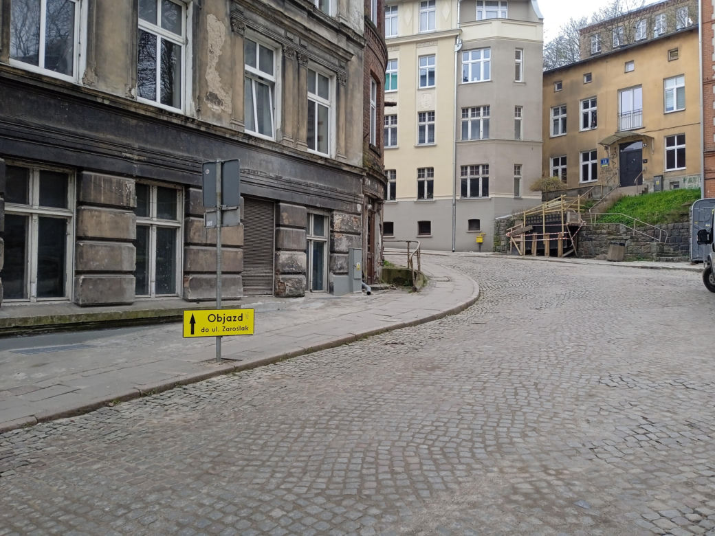 Tak zmieniła się Biskupia Górka. Zrewitalizowano kamienice. Zdjęcia przed i po 