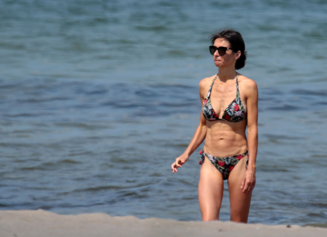 Marta Kaczyńska na plaży karmi dziecko piersią