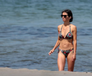 Marta Kaczyńska na plaży karmi dziecko piersią
