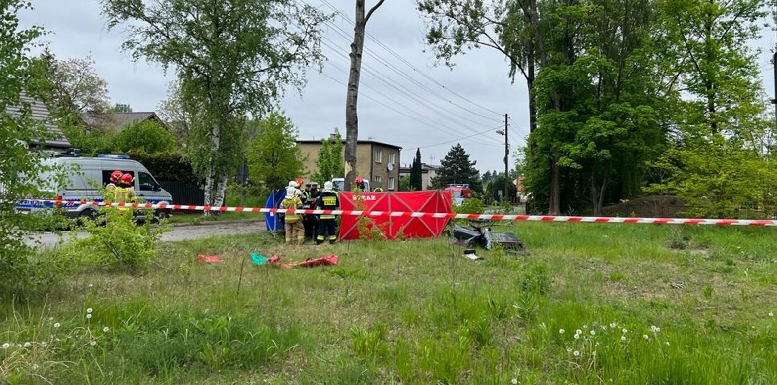 Audi roztrzaskało się o przydrożne drzewo. 19-latek i 21-latek nie żyją