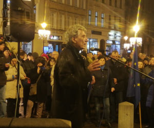 Manifestacja w obronie sądownictwa na Rynku Staromiejskim w Toruniu
