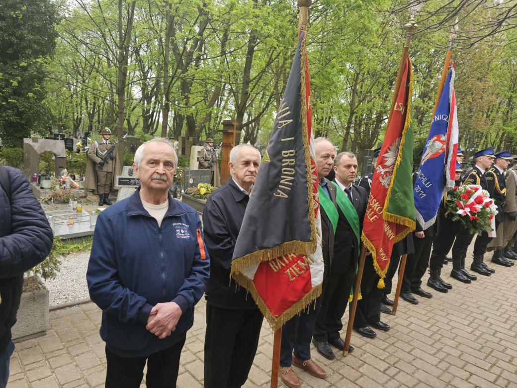 Kraków. Andrzej Duda ukląkł przed grobem posła PSL. Prezydent uczcił rocznicę katastrofy smoleńskiej