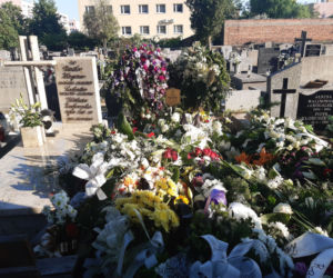 Grób zamordowanego pod Łęczycą biznesmena tonie w kwiatach