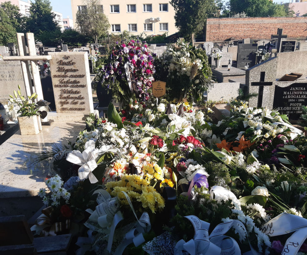 Grób zamordowanego pod Łęczycą biznesmena tonie w kwiatach