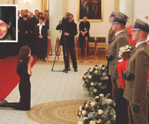 Marta Kaczyńska nad trumną matki