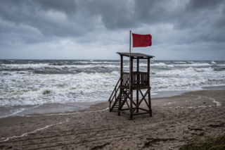 Sinice Ustronie Morskie. Czy w Ustroniu Morskim można się kąpać 21.07? Flaga, warunki pogodowe