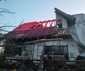 Dom Państwa Wysockich po pożarze - pierwsze prace to remont dachu