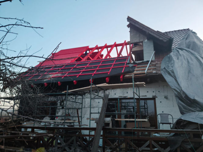Dom Państwa Wysockich po pożarze - pierwsze prace to remont dachu