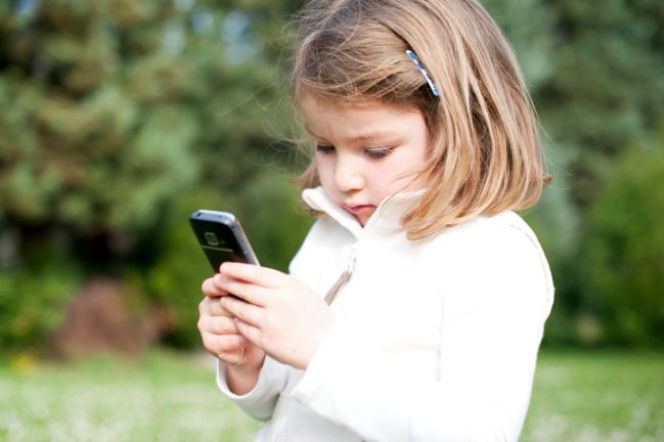 WYCHOWANIE DZIECKA: jak nauczyć dziecko wzywania pomocy? Dlaczego to takie ważne?, telefon