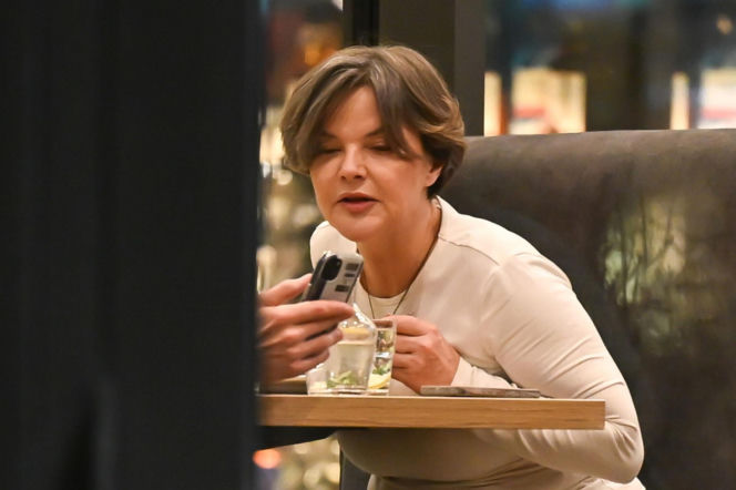 Monika Richardson z dzieckiem i pieskiem