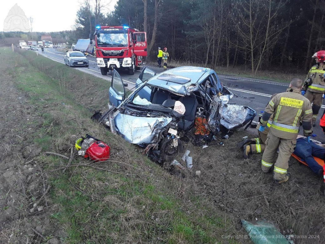 Śmiertelny wypadek pod Piotrkowem Trybunalskim. Kierowca hyundaia zderzył się z tirem