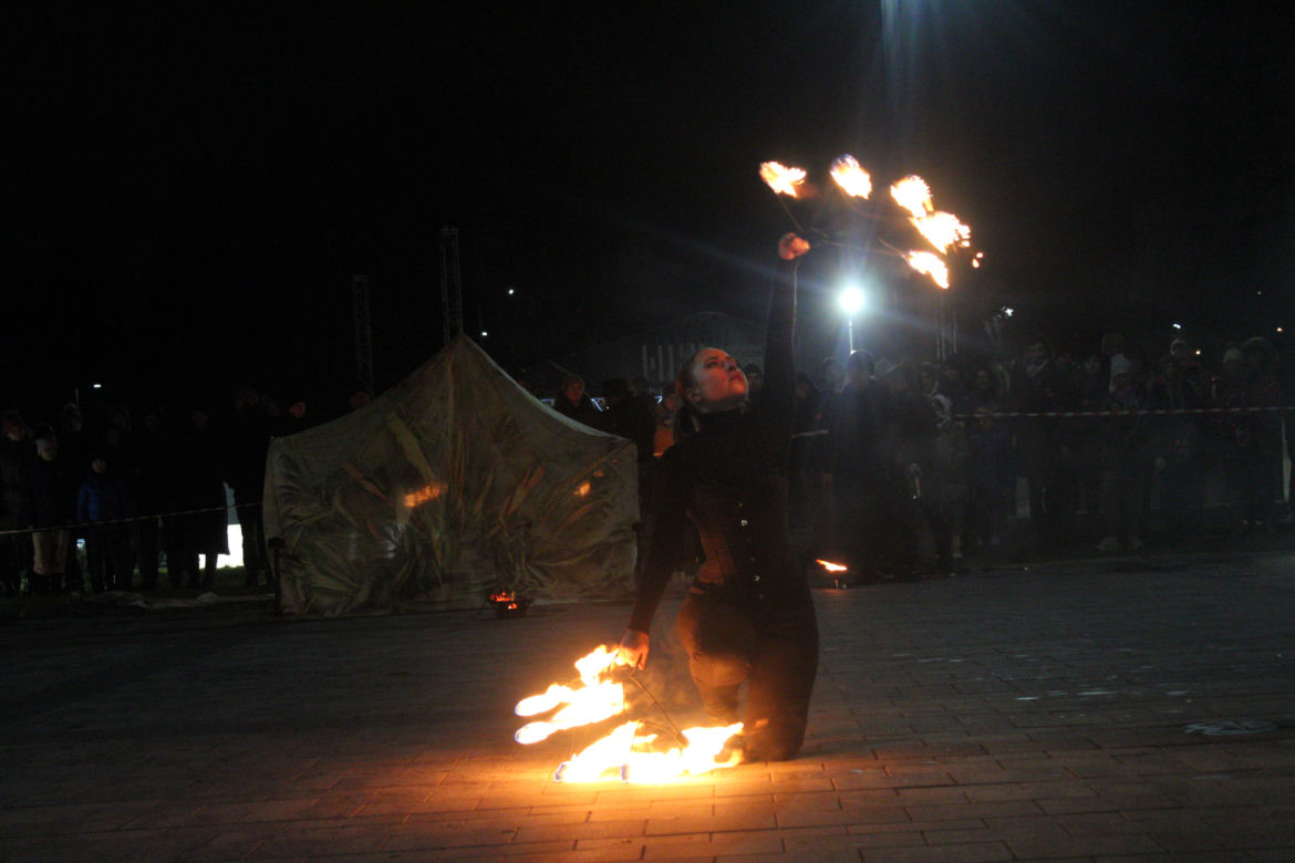 WOŚP 2023 w Krakowie: Fire Show w Nowej Hucie w wykonaniu grupy Spontan Fire