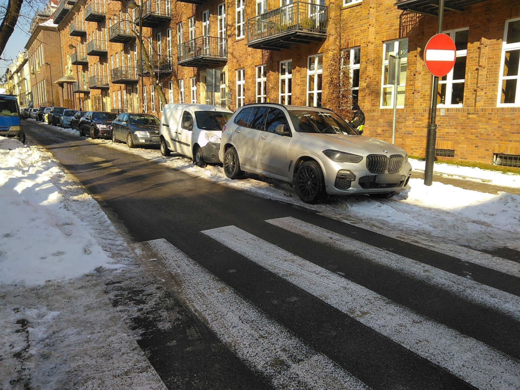 Tak się parkuje w Gliwicach. Straż Miejska opublikowała zdjęcia "Miszczów" z lutego [GALERIA]
