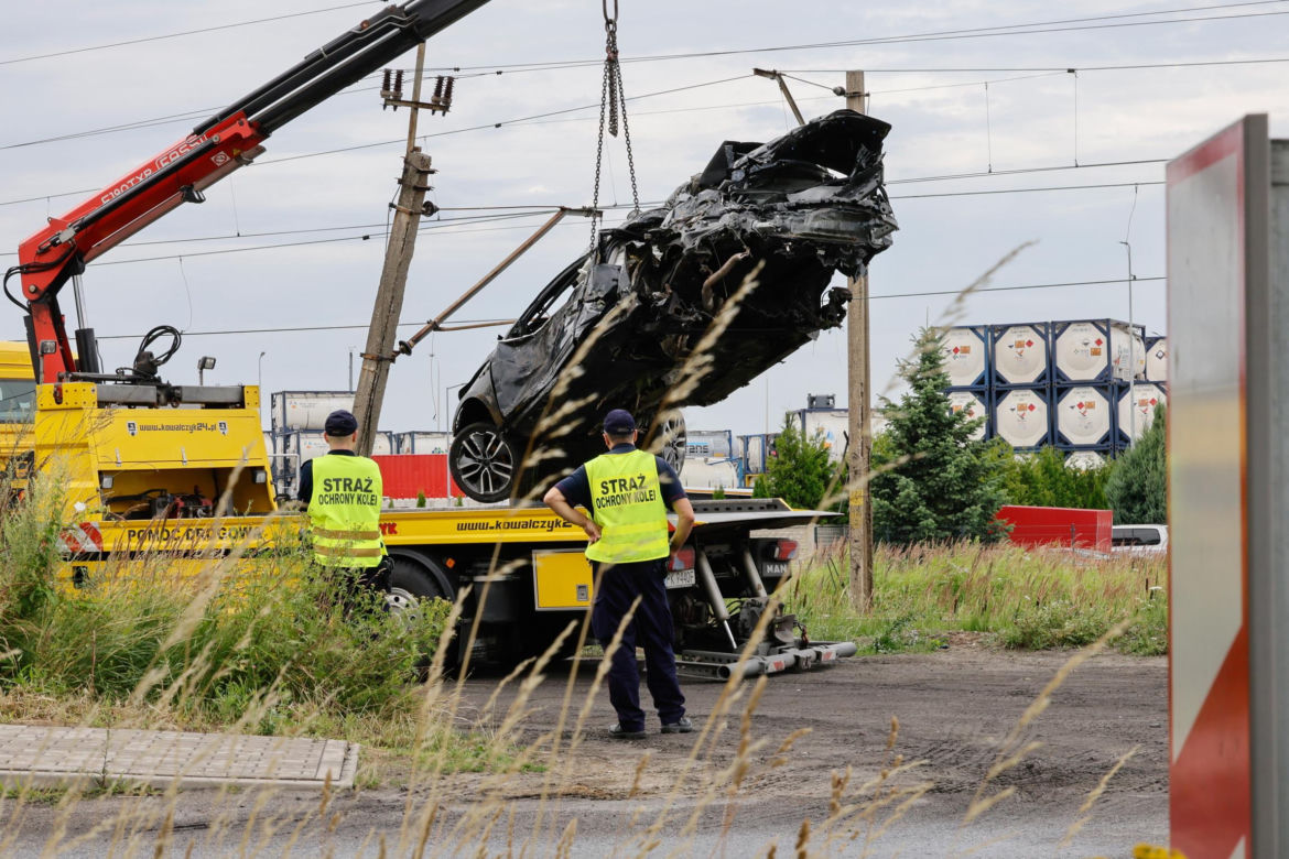 Dramat w Wielkopolsce. Samochód wjechał wprost pod pociąg
