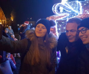 Magia świąt ogarnęła Bydgoszcz! Choinka na Placu Teatralnym zachwyca swoim pięknem!