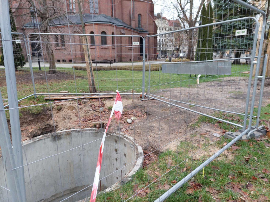 Plac Wolności to ciągle plac budowy. Przed kościołem mają być jak najlepsze warunki do handlu kwiatami [WIZUALIZACJE, ZDJĘCIA]