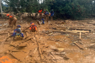 Tragedia na Sumatrze. Liczba ofiar powodzi i osuwisk wzrosła do 442