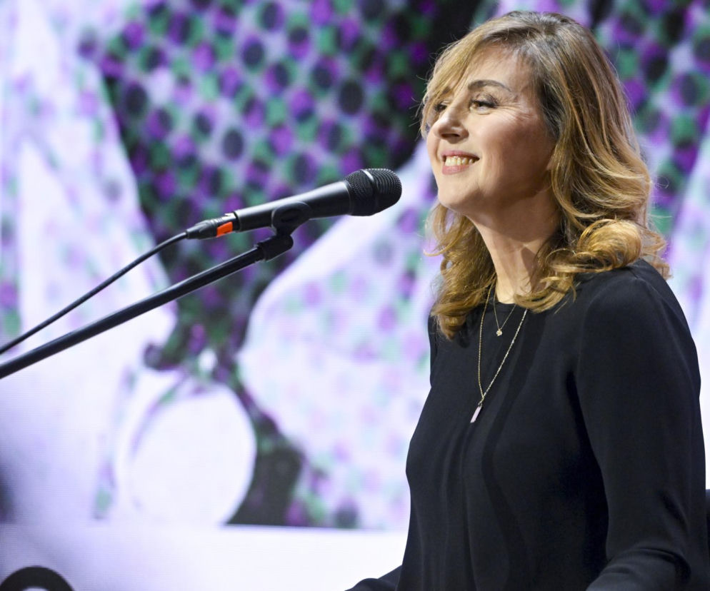 Uśmiechnięta Edyta Bartosiewicz przy mikrofonie. O jej nowej roli w The Voice of Poland przeczytasz na EskaRock.