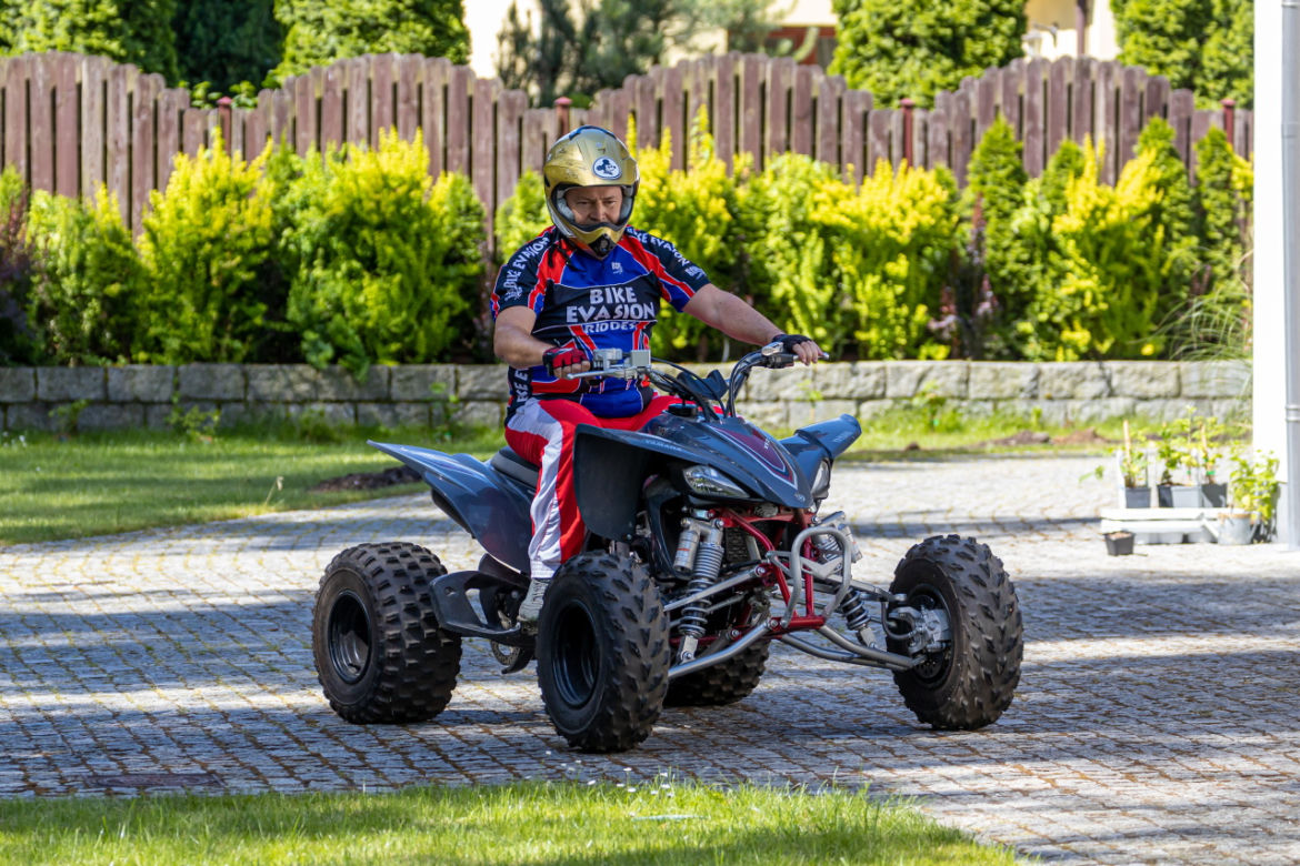 Senator Robert Dowhan śmiga na quadzie