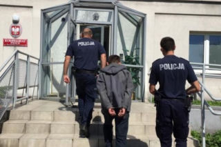 Rozbój pod Krakowem: Uderzył mężczyznę pięścią w twarz, usiadł na nim i zaczął dusić