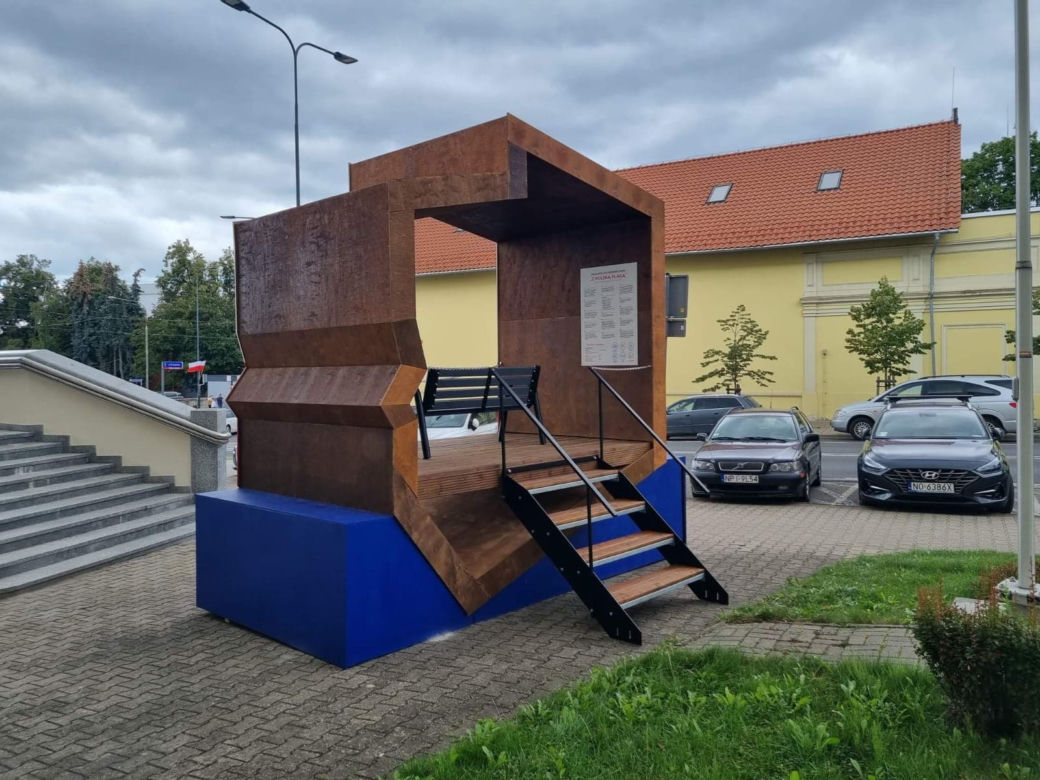 Kontrowersyjna instalacja w centrum Olsztyna