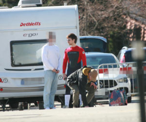 Maciej Musiał nad morzem z deską