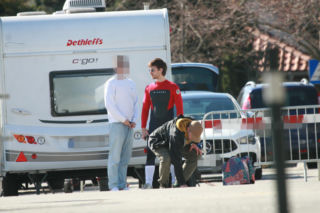 Maciej Musiał nad morzem z deską