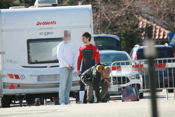 Maciej Musiał nad morzem z deską