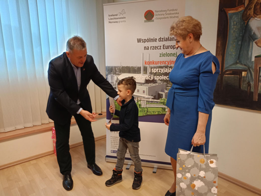 Podsumowanie konkursu na bożonarodzeniową kartkę świąteczną z recyklingu odbyło się w siedzibie Przedsiębiorstwa Energetycznego w Siedlcach
