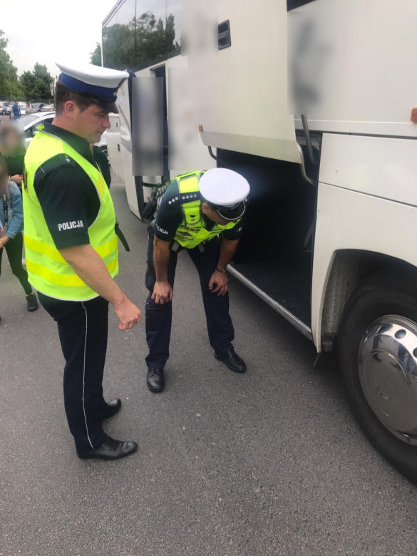 Niesprawnym autobusem chciał zawieźć dzieci do Gdyni. Przeszkodzili mu policjanci z Torunia