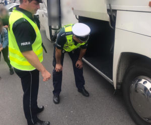 Niesprawnym autobusem chciał zawieźć dzieci do Gdyni. Przeszkodzili mu policjanci z Torunia