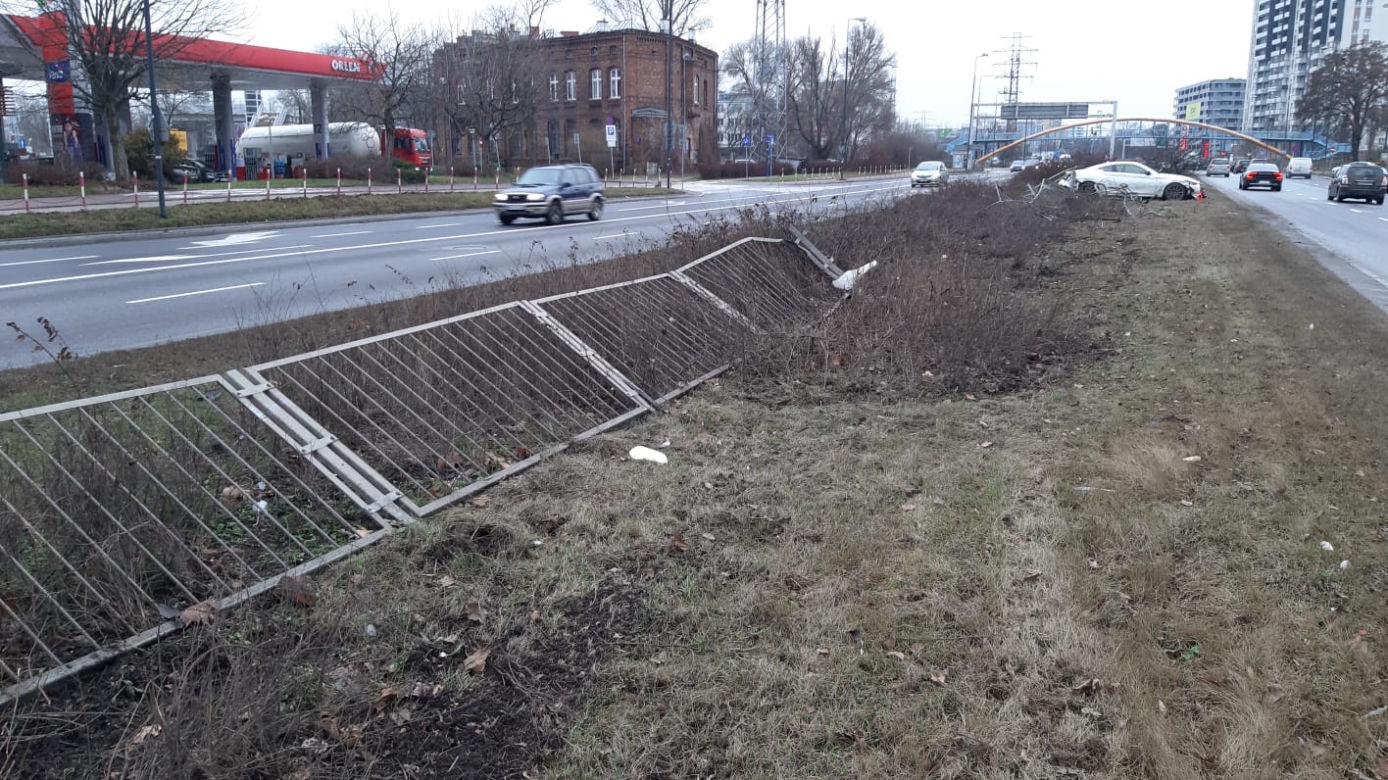 Rozbił sportowe auto i dał nogę. Policja szuka właściciela drogiego auta